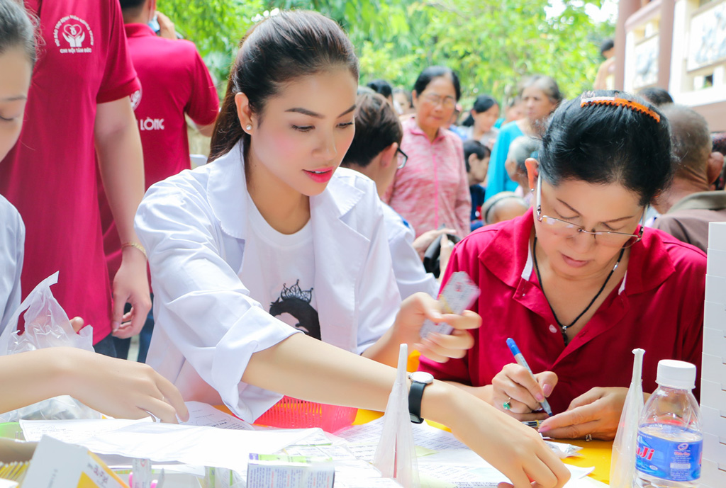 Hoa hậu Phạm Hương cùng “bà ngoại” Ngọc Giàu về Bến Tre phát thuốc cho người nghèo 2