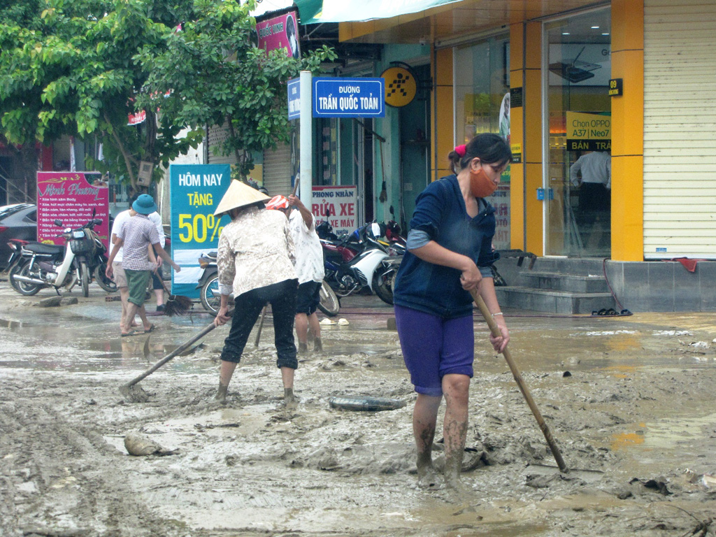 Người Lệ Thủy quăng quật với nước lũ 6