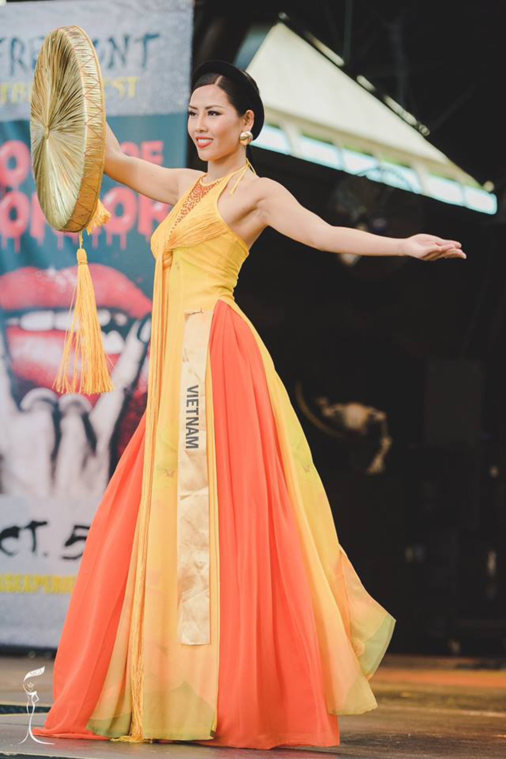 Nguyễn Thị Loan lọt Top 10 Trang phục dân tộc đẹp nhất Hoa hậu Hòa bình Thế giới 2016 1