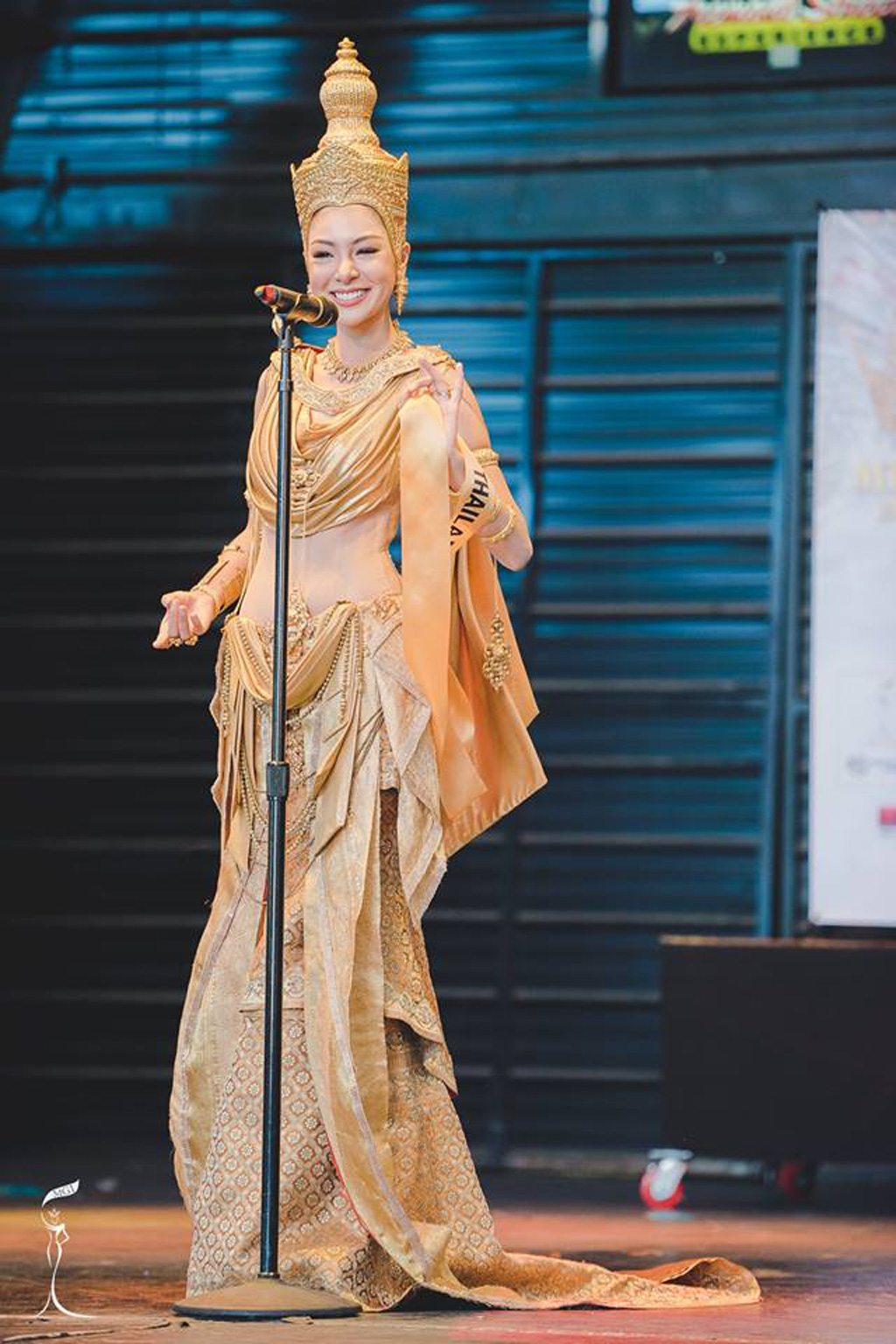Nguyễn Thị Loan lọt Top 10 Trang phục dân tộc đẹp nhất Hoa hậu Hòa bình Thế giới 2016 3