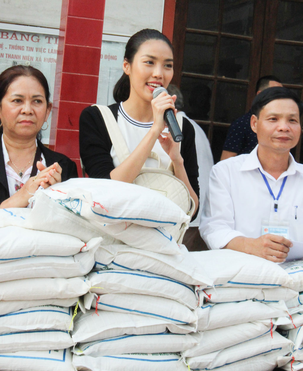 Mai Ngô đưa mẹ đi từ thiện cùng Lan Khuê 3