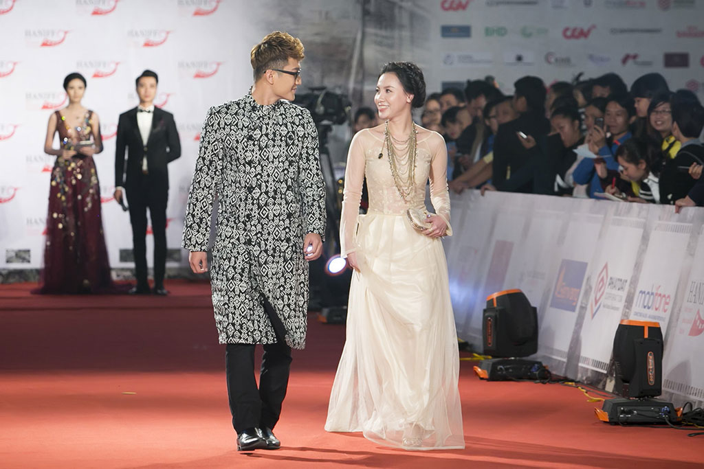 Angela Phương Trinh 'múa quạt' trên thảm đỏ Liên hoan phim Quốc tế Hà Nội 2016 11