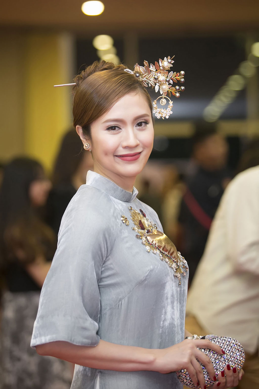 Angela Phương Trinh 'múa quạt' trên thảm đỏ Liên hoan phim Quốc tế Hà Nội 2016 12