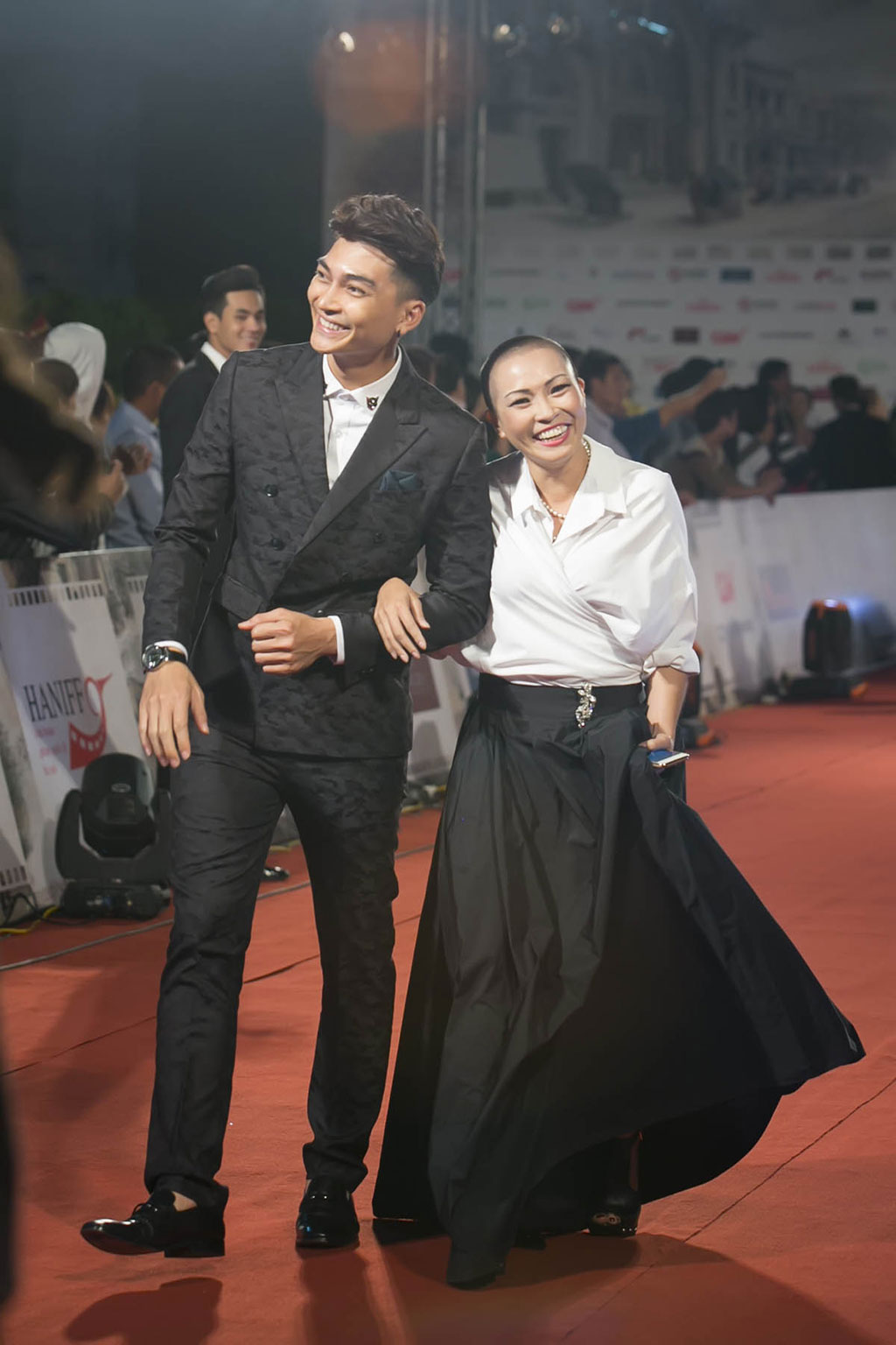 Angela Phương Trinh 'múa quạt' trên thảm đỏ Liên hoan phim Quốc tế Hà Nội 2016 13