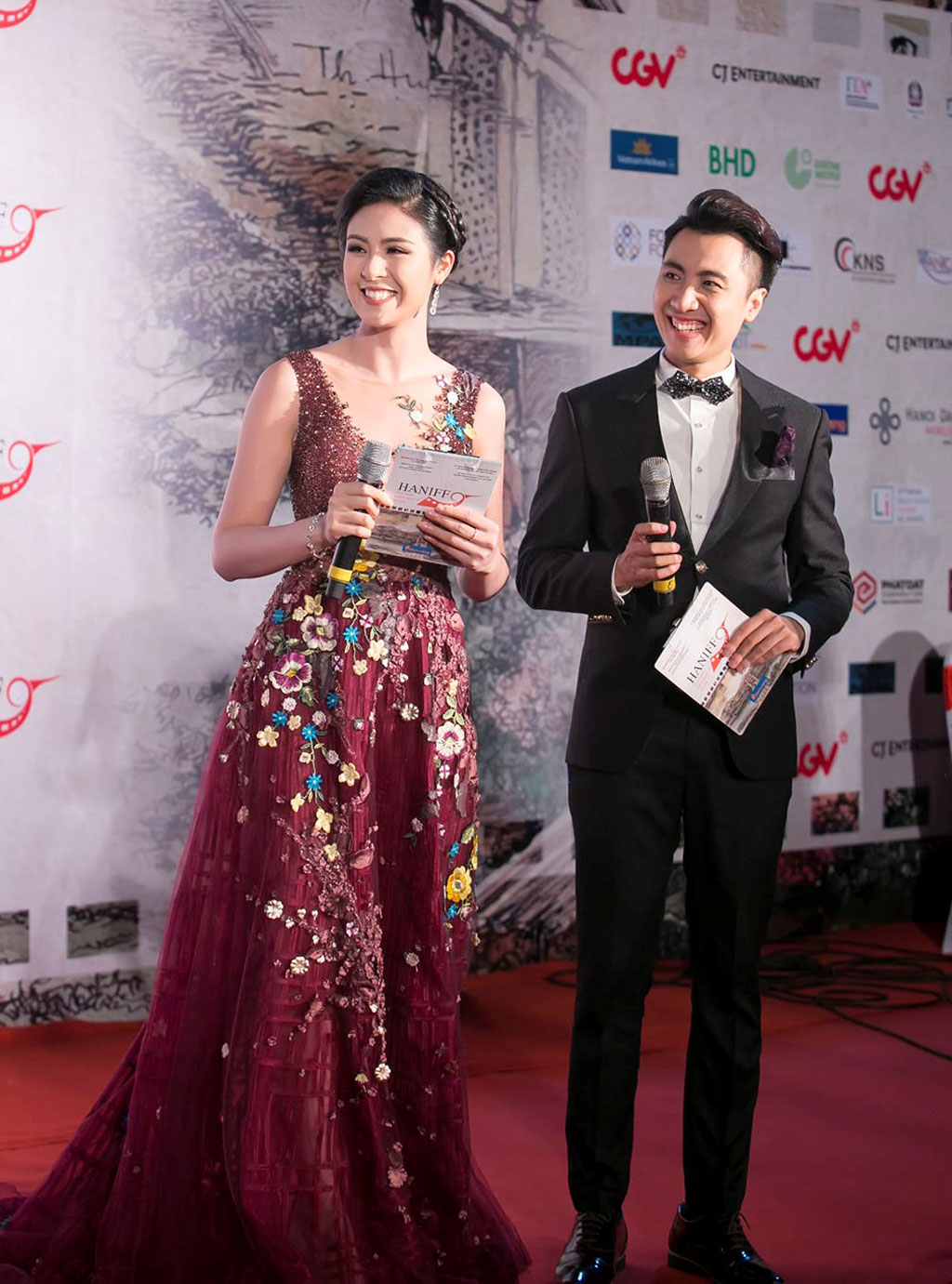 Angela Phương Trinh 'múa quạt' trên thảm đỏ Liên hoan phim Quốc tế Hà Nội 2016 16