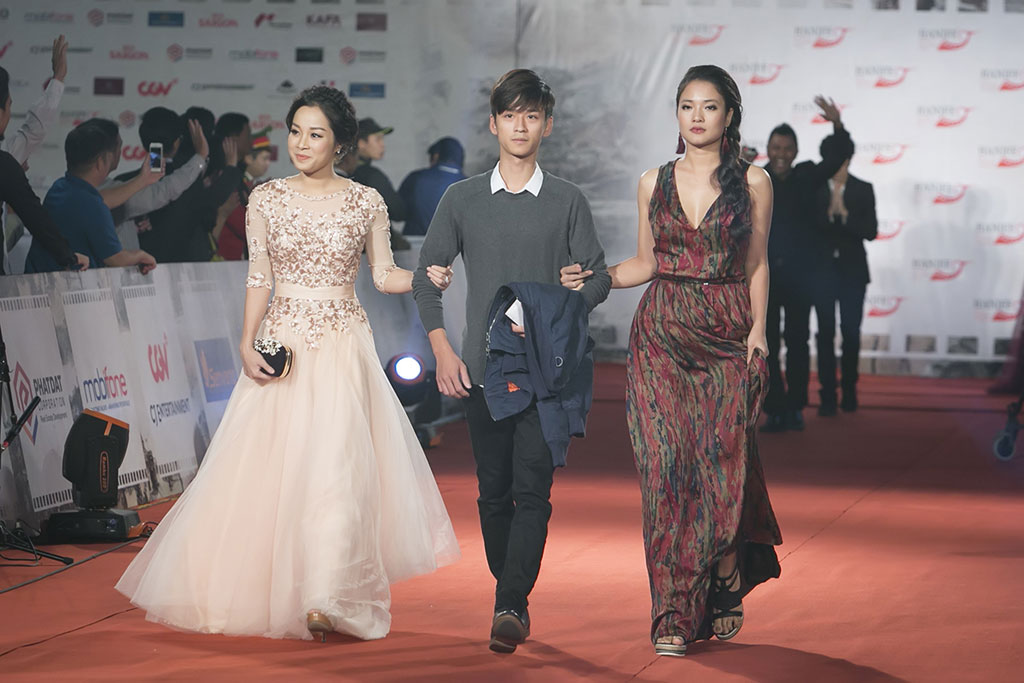 Angela Phương Trinh 'múa quạt' trên thảm đỏ Liên hoan phim Quốc tế Hà Nội 2016 17