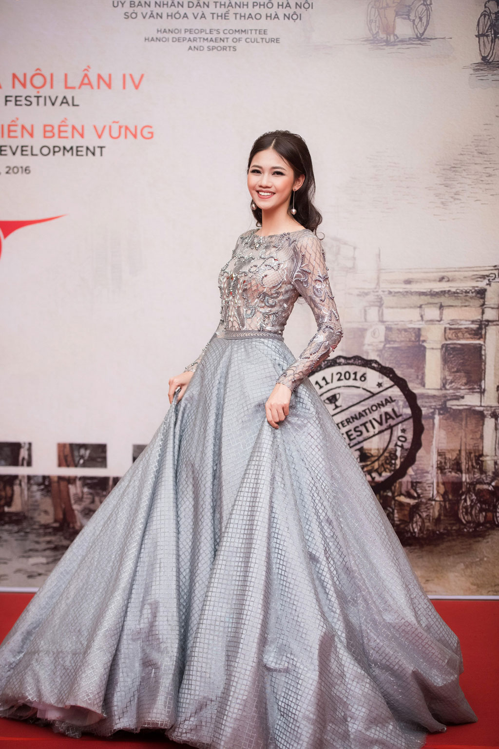 Angela Phương Trinh 'múa quạt' trên thảm đỏ Liên hoan phim Quốc tế Hà Nội 2016 4