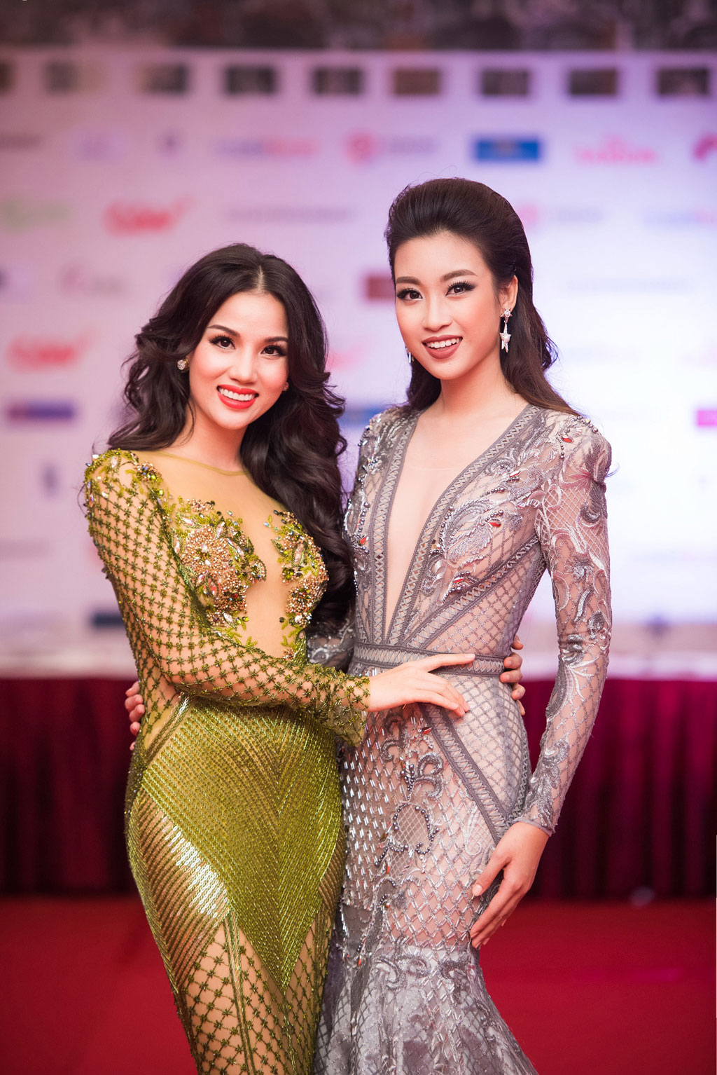 Angela Phương Trinh 'múa quạt' trên thảm đỏ Liên hoan phim Quốc tế Hà Nội 2016 7