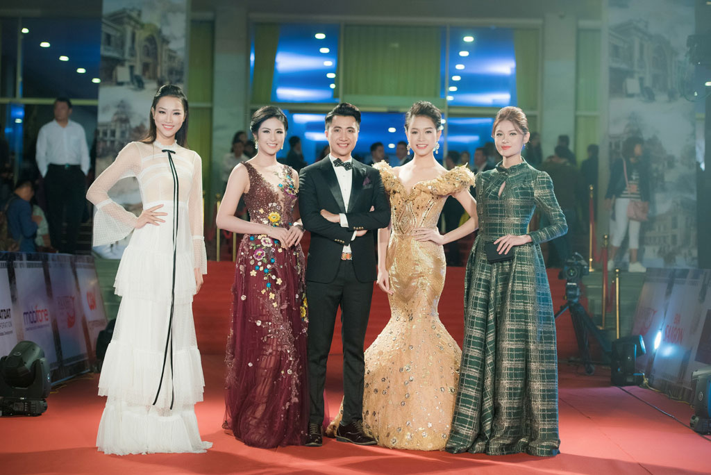 Angela Phương Trinh 'múa quạt' trên thảm đỏ Liên hoan phim Quốc tế Hà Nội 2016 8