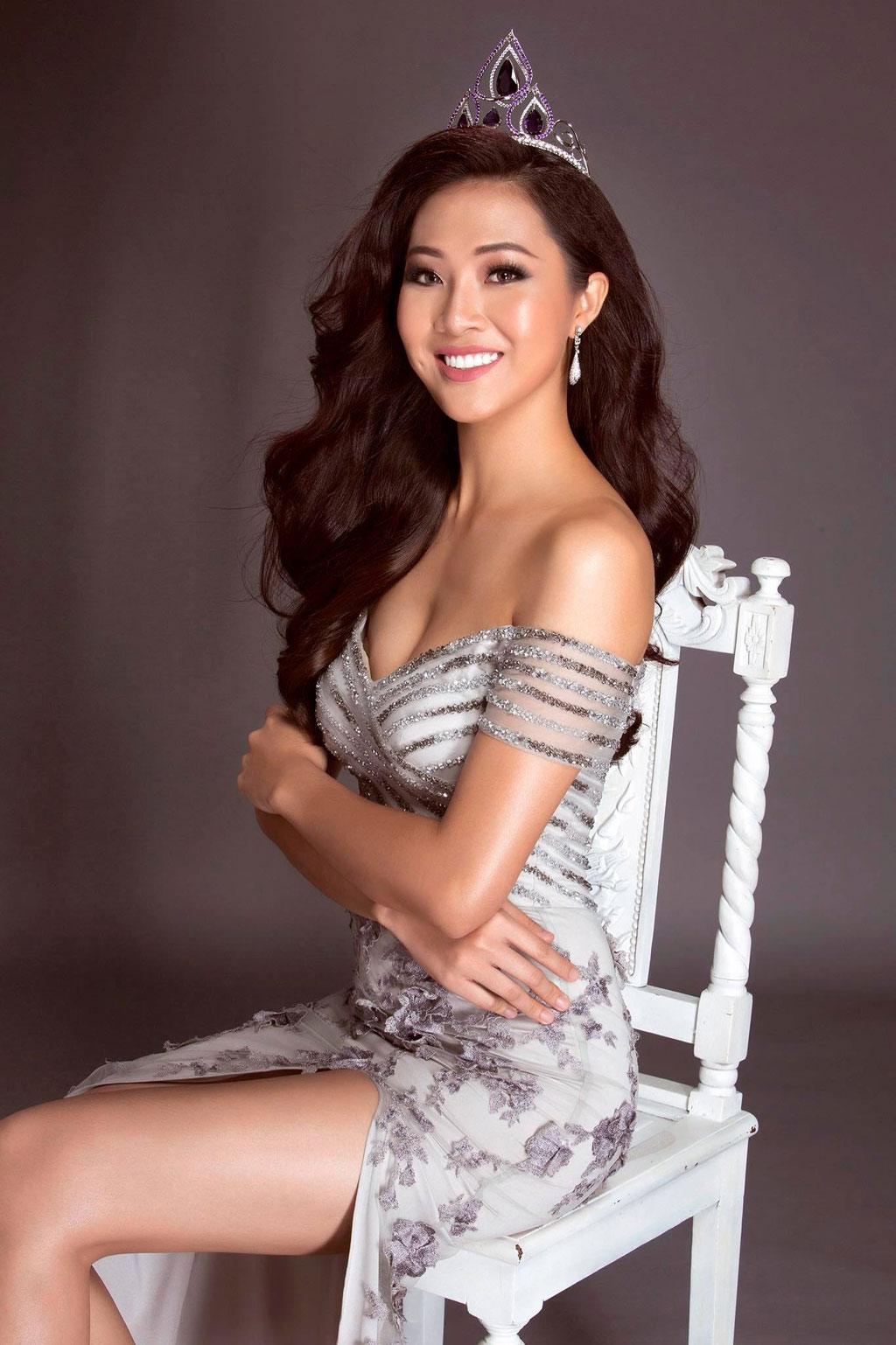 Mặc scandal, Trương Diệu Ngọc vẫn lung linh trên trang chủ Miss World 1