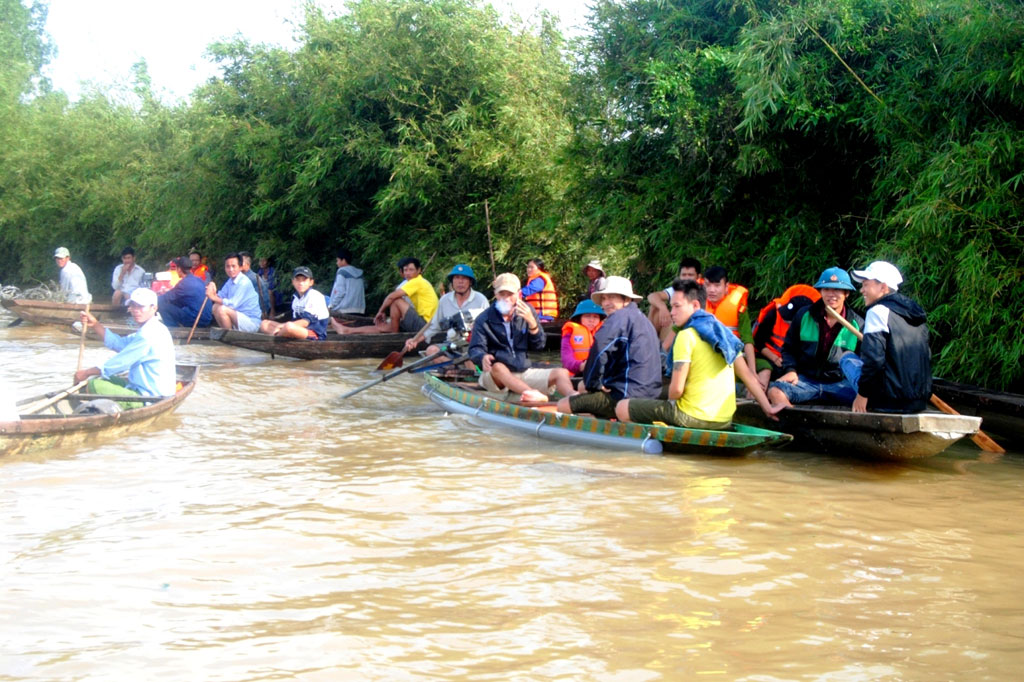 Hàng trăm người ngóng tin nữ sinh bị lật thuyền trong lũ ở Quảng Bình 3