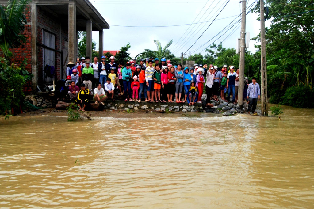 Hàng trăm người ngóng tin nữ sinh bị lật thuyền trong lũ ở Quảng Bình 6