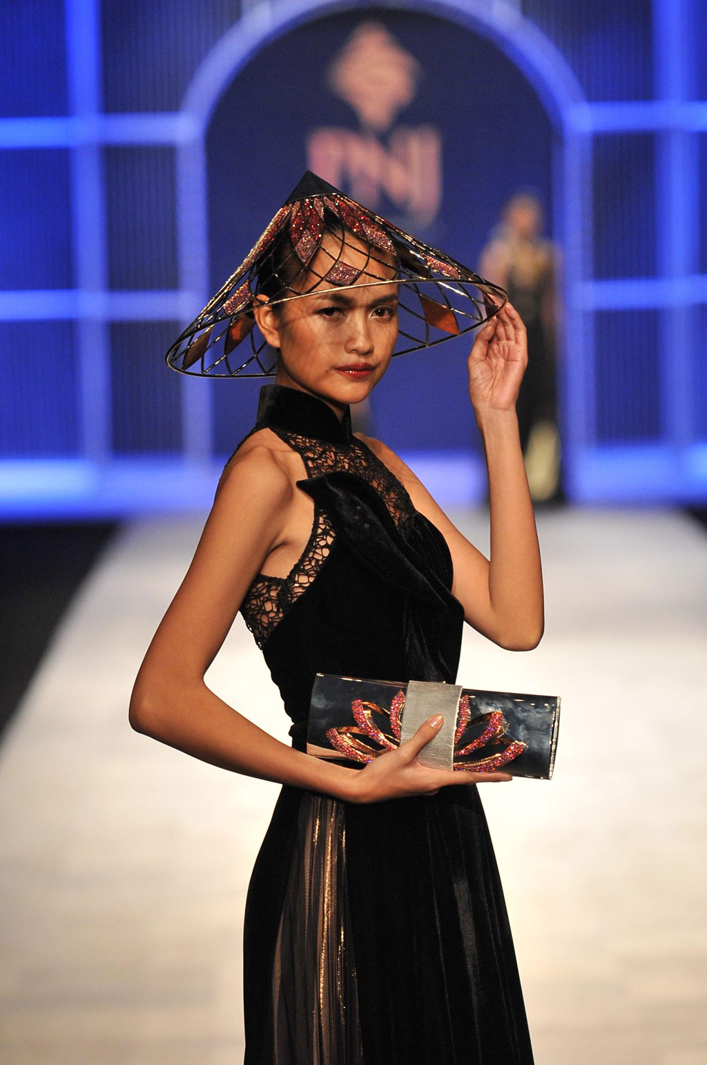 Tóc Tiên nóng bỏng lên sàn catwalk Tuần lễ thời trang quốc tế Việt Nam 7