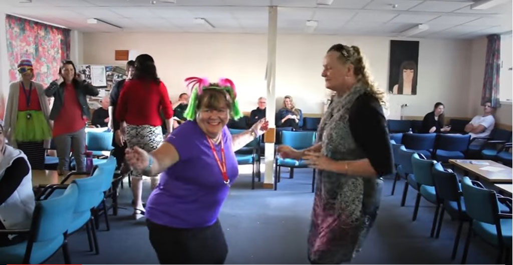 Giáo viên làm video ca nhạc vui nhộn cổ vũ học sinh trước khi thi 1