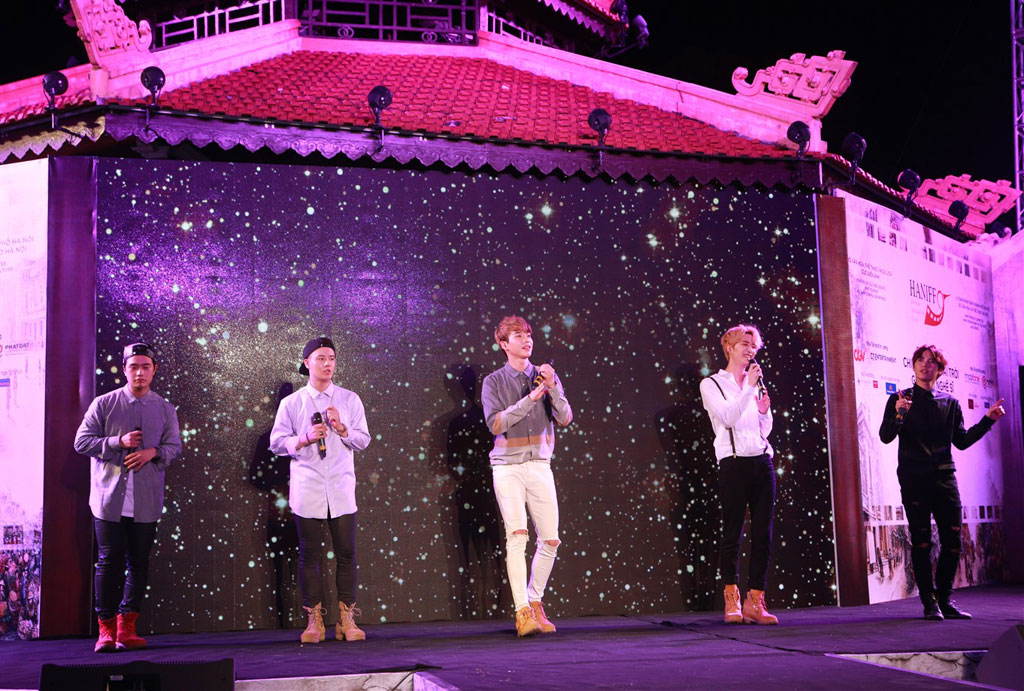 Mô hình cầu Long Biên được đưa lên sân khấu đêm bế mạc LHP quốc tế Hà Nội 1