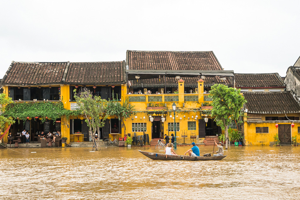 Hội An đẹp lạ khi ‘phố biến thành sông’ 7