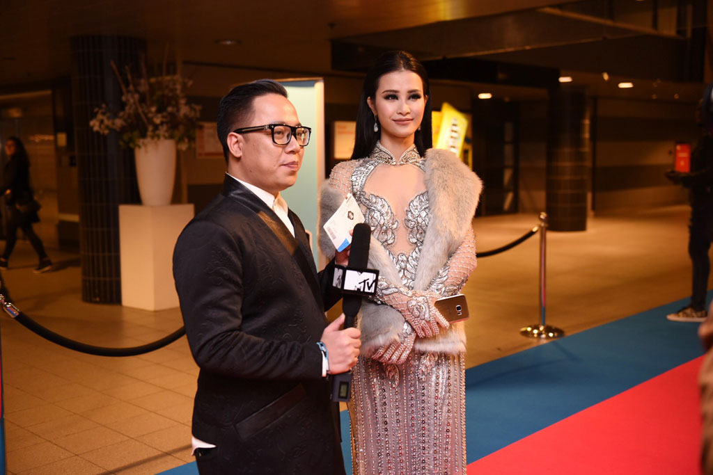Đông Nhi trả lời phỏng vấn cho MTV Asia tại lễ trao giải EMA 2016 3