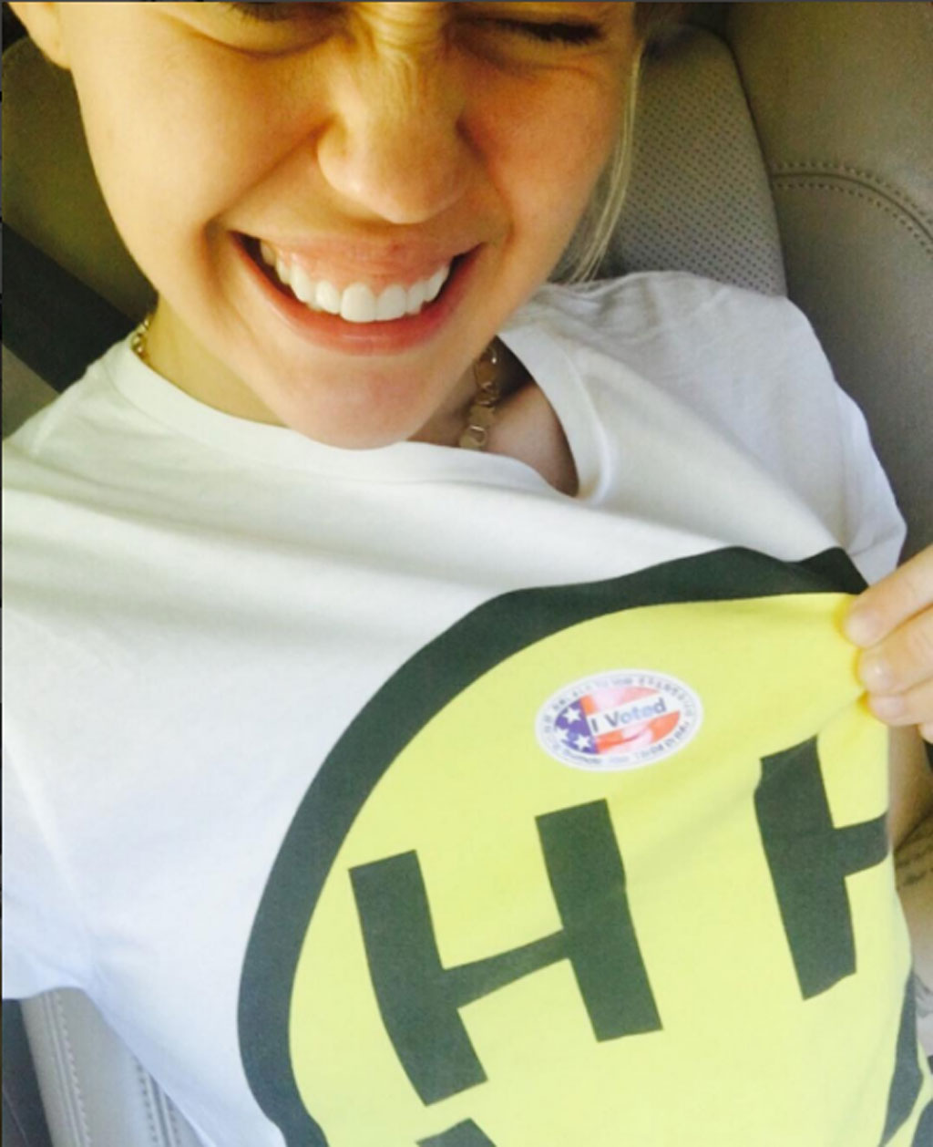 Bức ảnh của Anna Hathaway nhận bão ‘like’ trong Ngày bầu cử 2