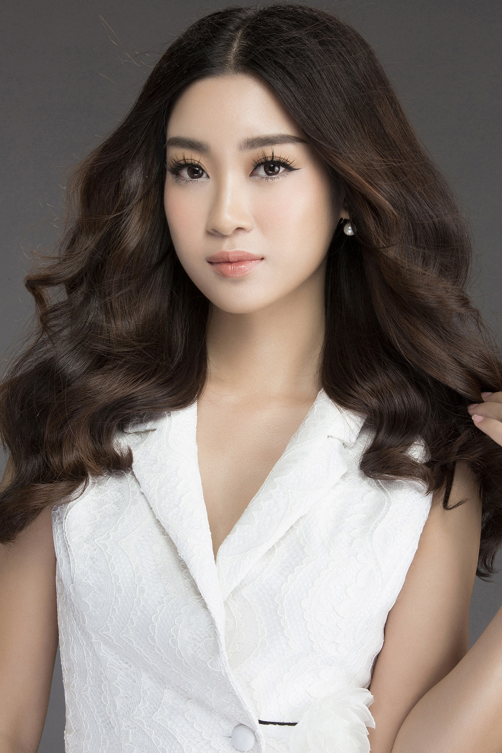 Hoa hậu Đỗ Mỹ Linh khoe vẻ đẹp nhẹ nhàng trong bộ ảnh mới 4