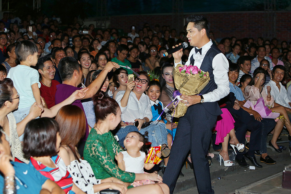 Minh Luân tặng hoa hồng cho Lan Ngọc trước hàng ngàn khán giả 5
