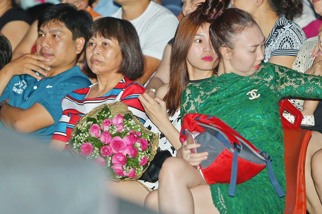 Minh Luân tặng hoa hồng cho Lan Ngọc trước hàng ngàn khán giả 7