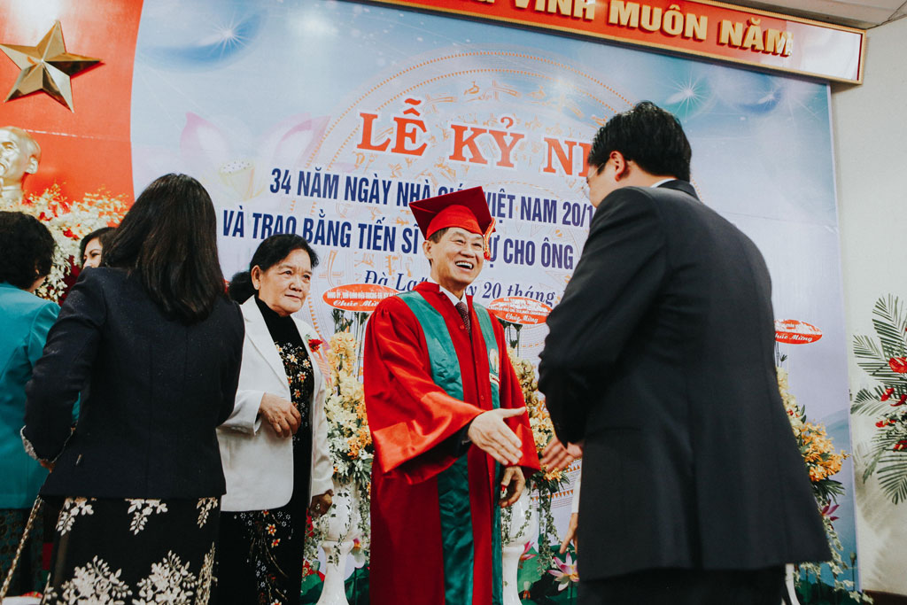 'Vua hàng hiệu' Jonathan Hạnh Nguyễn nhận bằng Tiến sĩ danh dự 1