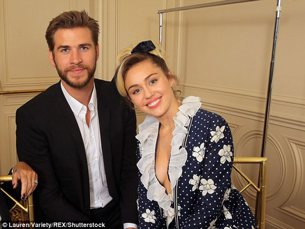 Miley Cyrus nhận 'nhẫn khủng' từ Liam Hemsworth 2