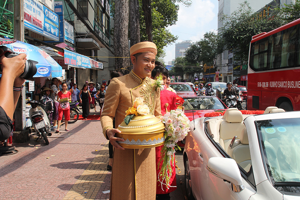 Mẹ Hoài Linh diện áo dài vàng rực đưa Thiên Bảo đi đón dâu 15