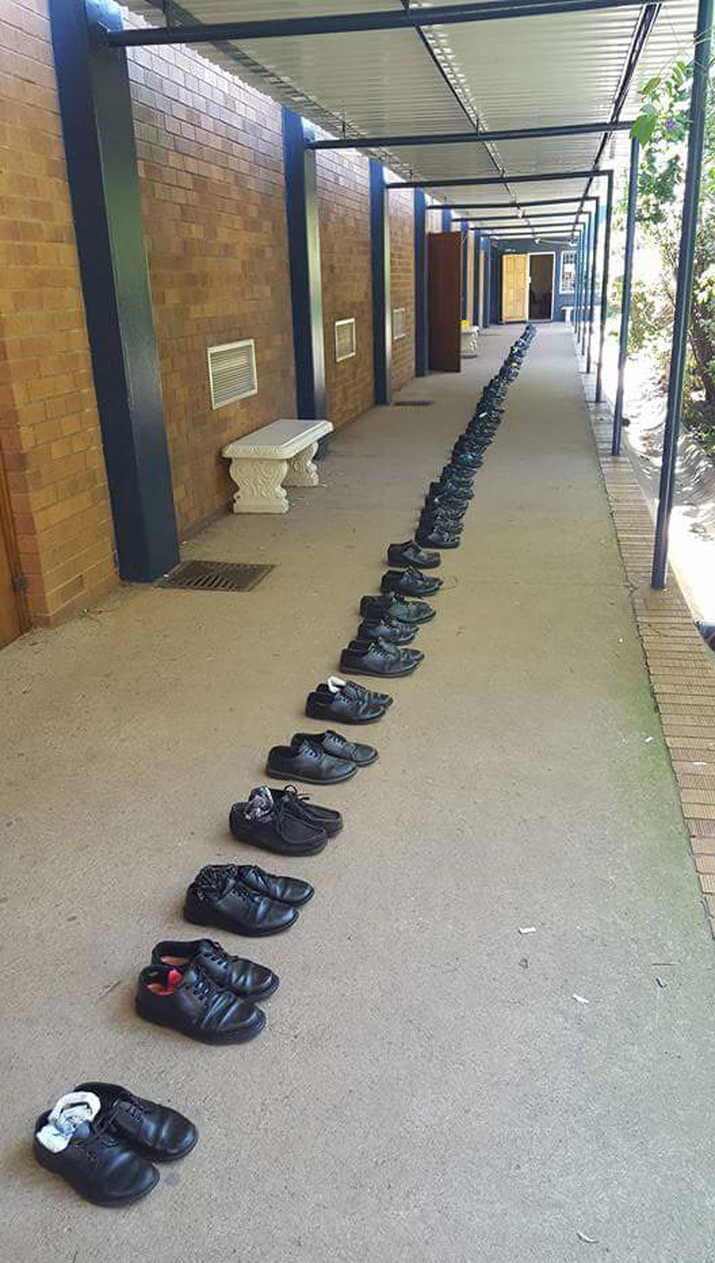 Học sinh lớp 12 cởi giày đem tặng sau khi thi xong 1