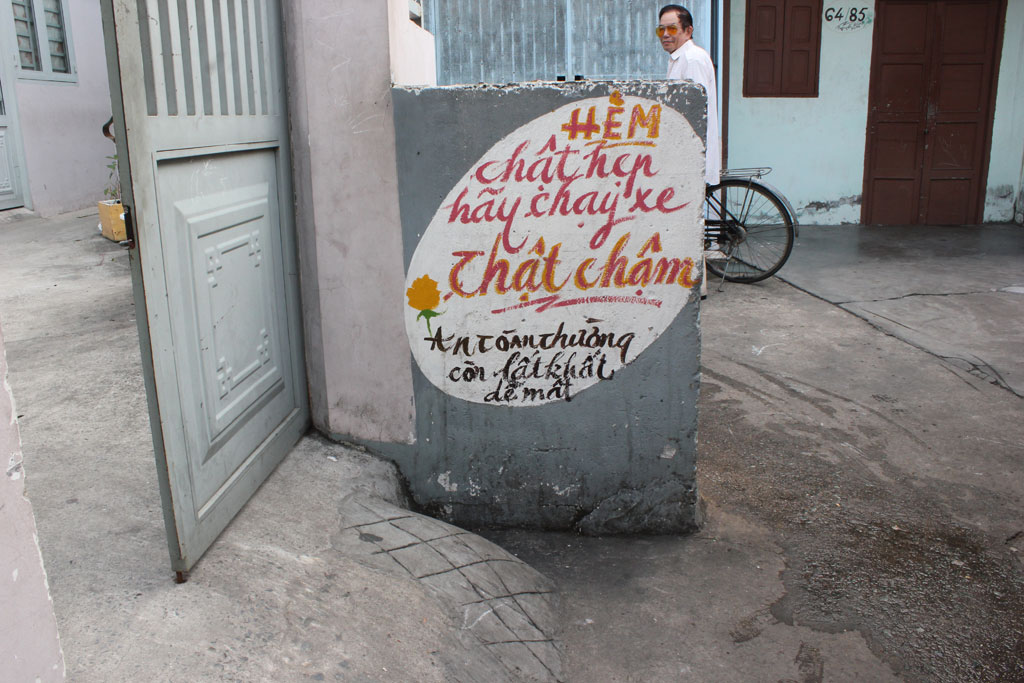 Người họa sĩ già “thay áo mới” miễn phí cho các con hẻm ở Sài Gòn 13