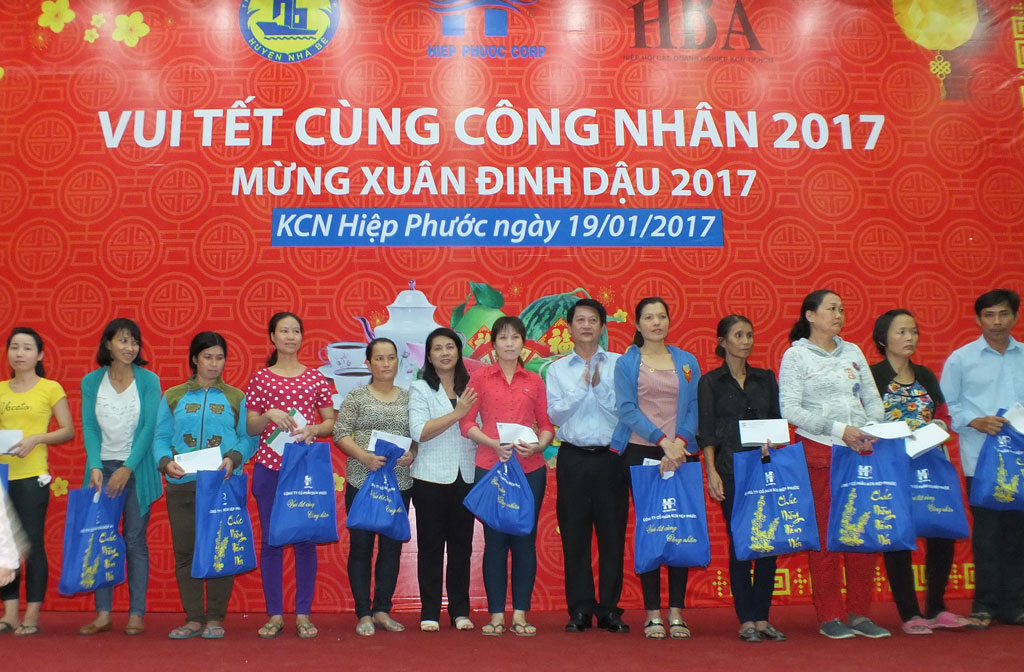 Tặng 500 phần quà tết cho công nhân có hoàn cảnh khó khăn 1