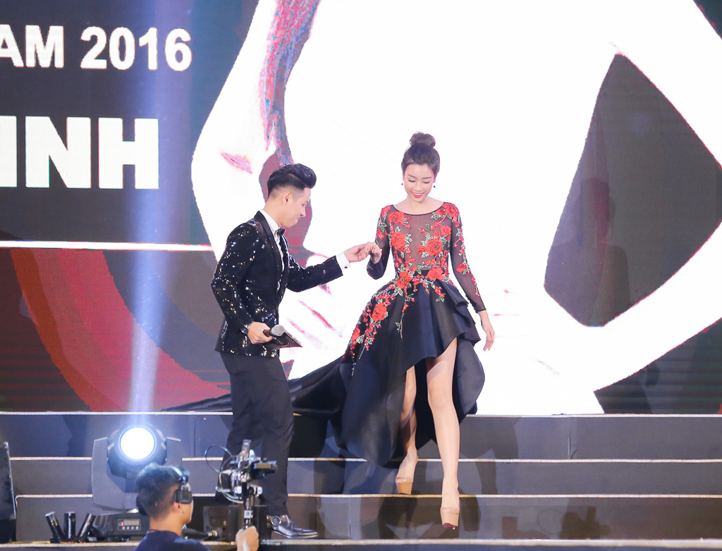 Nguyên Khang được Hoa hậu Đỗ Mỹ Linh chăm sóc chu đáo ở hậu trường 1