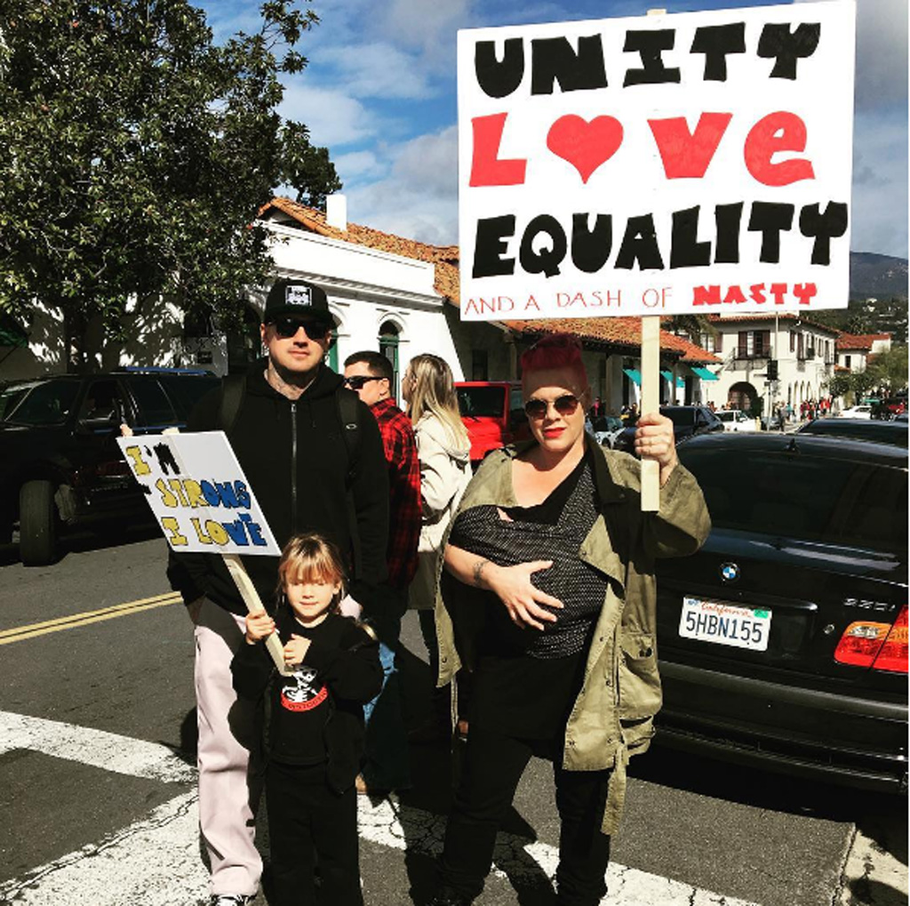 Loạt người đẹp Hollywood xuống đường biểu tình phản đối Donald Trump 3