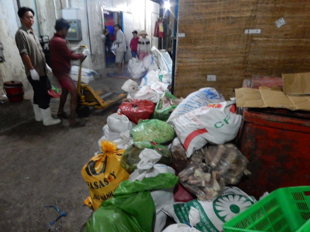 Phát hiện kho chứa hơn 40 tấn thịt heo bẩn tại Sài Gòn1