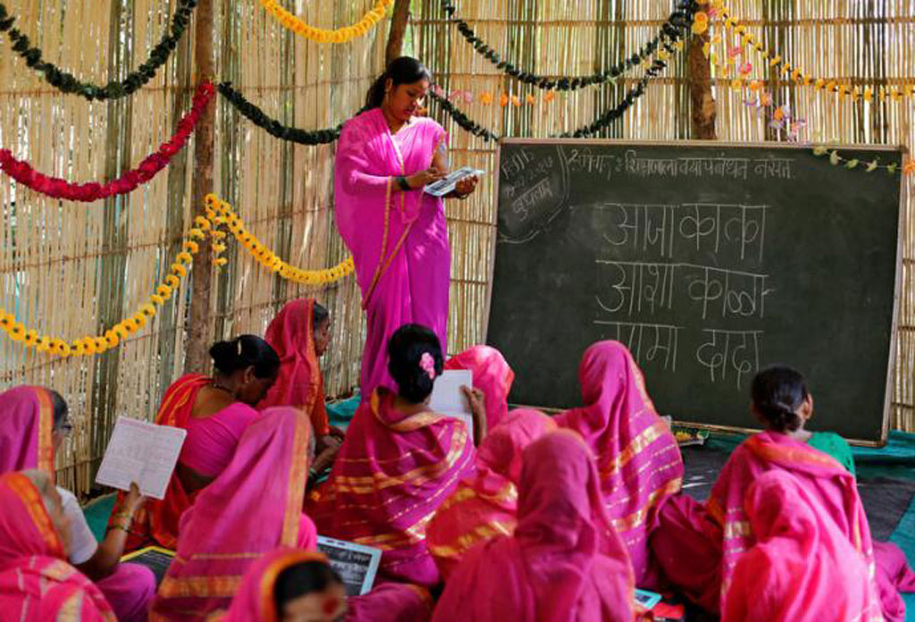 Một trường học ở Ấn chỉ dành cho các cụ bà trên 60 3