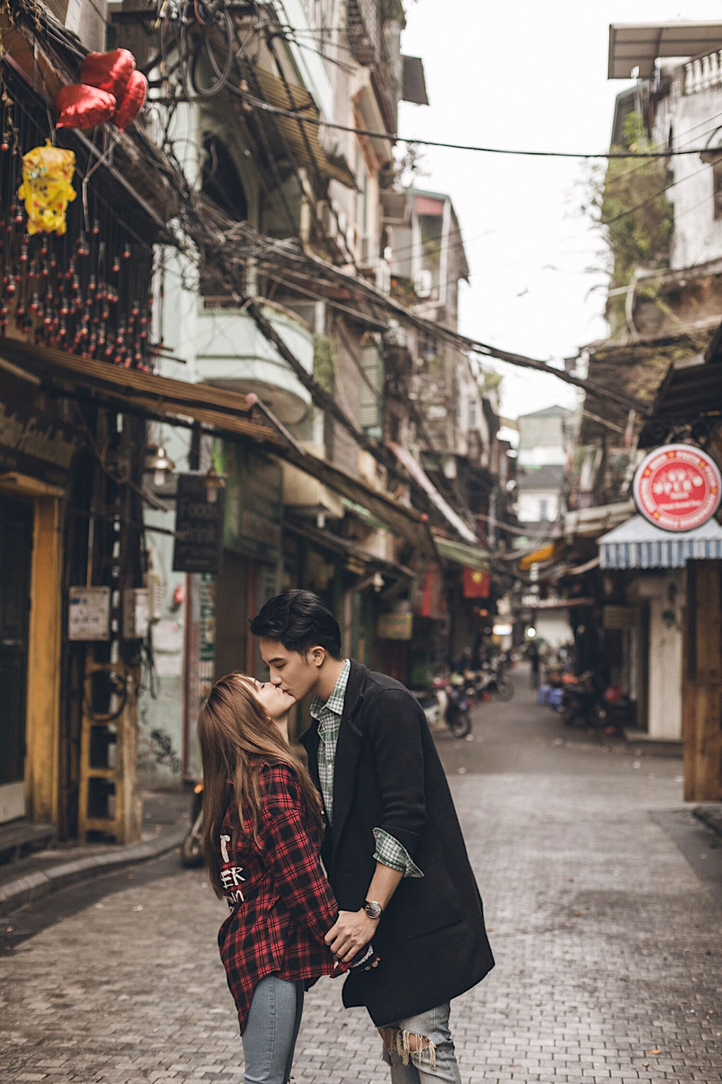Sĩ Thanh không ngại hôn bạn trai giữa phố Hà Nội 6