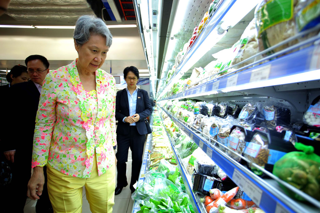 Thủ tướng Lý Hiển Long cùng phu nhân tham quan mua nông sản Việt tại quận 7 10