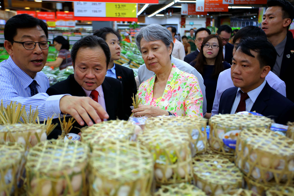 Thủ tướng Lý Hiển Long cùng phu nhân tham quan mua nông sản Việt tại quận 7 11