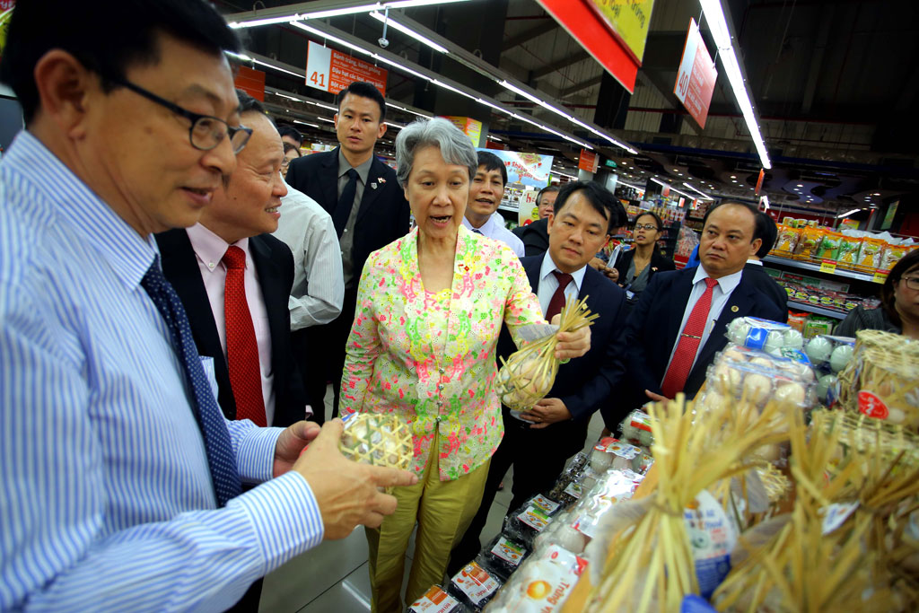Thủ tướng Lý Hiển Long cùng phu nhân tham quan mua nông sản Việt tại quận 7 12