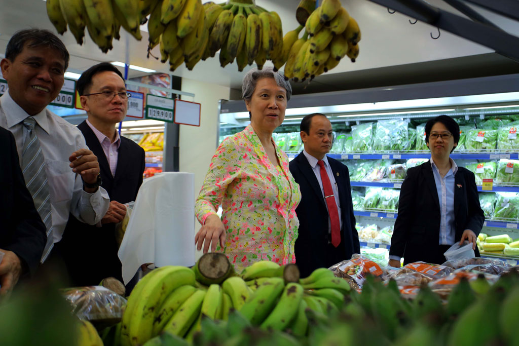 Thủ tướng Lý Hiển Long cùng phu nhân tham quan mua nông sản Việt tại quận 7 13