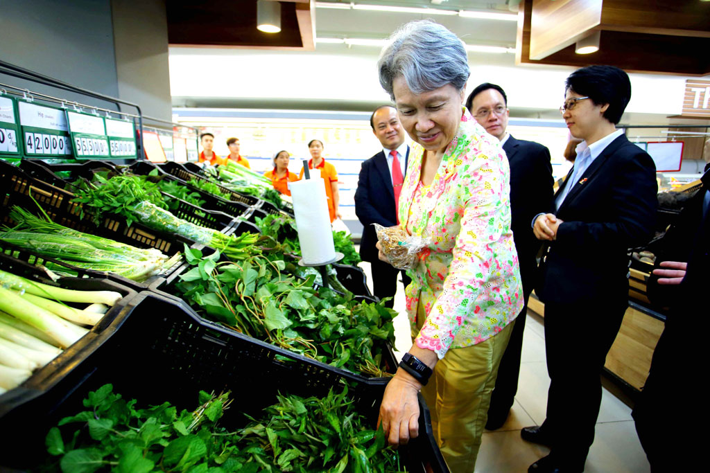 Thủ tướng Lý Hiển Long cùng phu nhân tham quan mua nông sản Việt tại quận 7 14