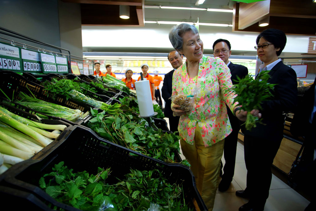 Thủ tướng Lý Hiển Long cùng phu nhân tham quan mua nông sản Việt tại quận 7 15