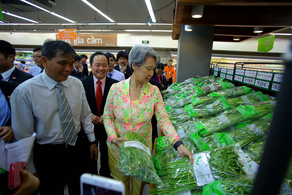 Thủ tướng Lý Hiển Long cùng phu nhân tham quan mua nông sản Việt tại quận 7 16