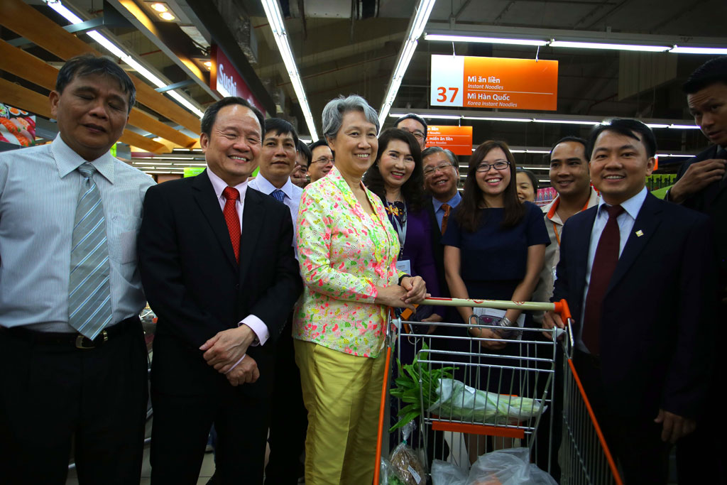 Thủ tướng Lý Hiển Long cùng phu nhân tham quan mua nông sản Việt tại quận 7 17