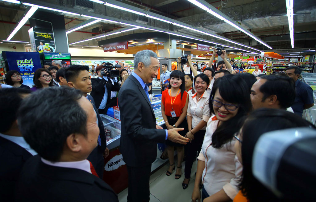 Thủ tướng Lý Hiển Long cùng phu nhân tham quan mua nông sản Việt tại quận 7 3