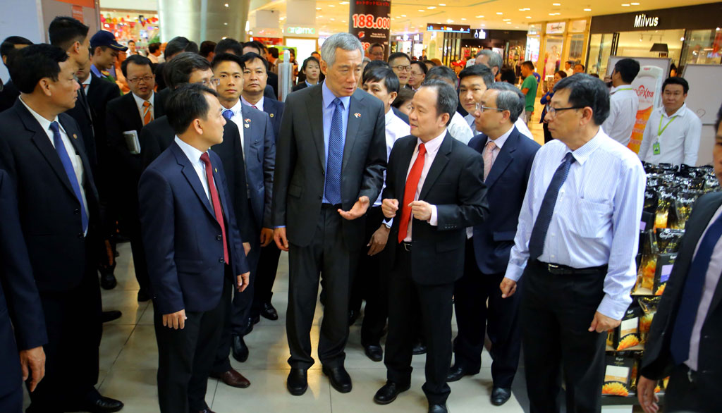 Thủ tướng Lý Hiển Long cùng phu nhân tham quan mua nông sản Việt tại quận 7 4