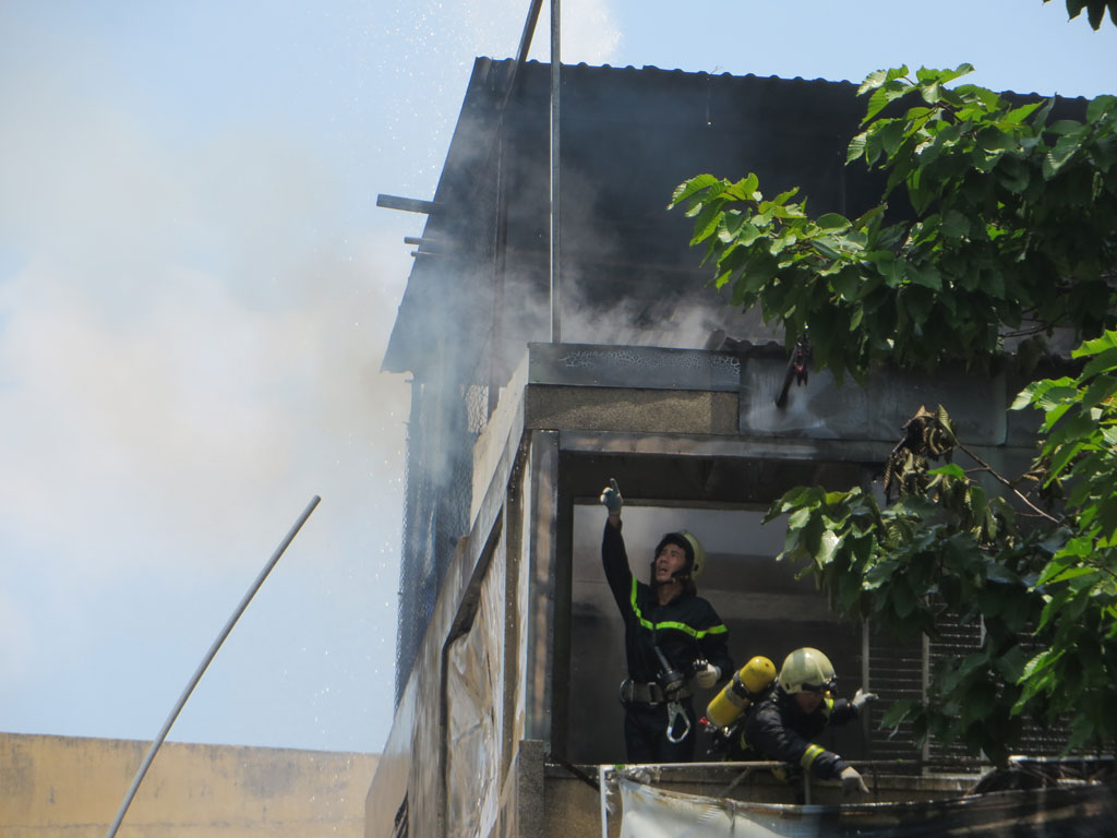 Cháy nhà giữa trưa ở trung tâm Sài Gòn, cả khu phố náo loạn1