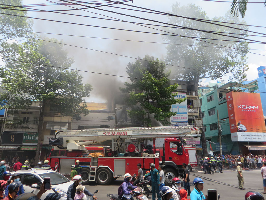 Cháy nhà giữa trưa ở trung tâm Sài Gòn, cả khu phố náo loạn2