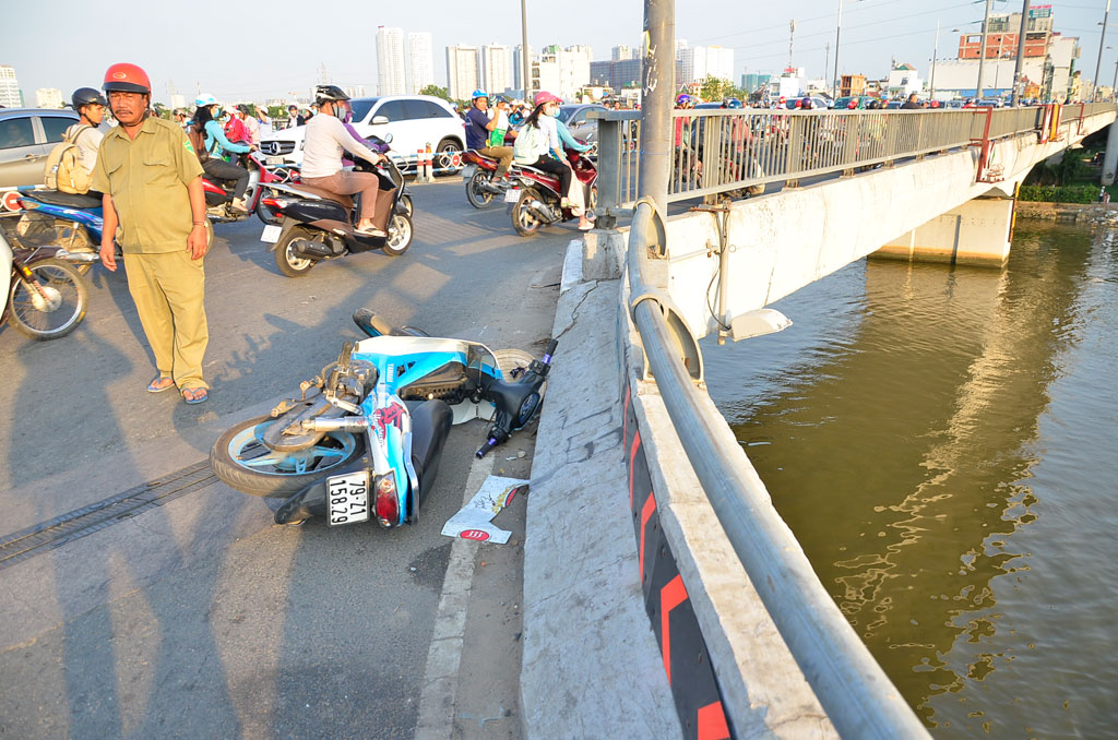 Tông vào thành cầu Nguyễn Văn Cừ, 2 nam thanh niên rớt xuống kênh Tàu Hủ, 1 người tử vong 1