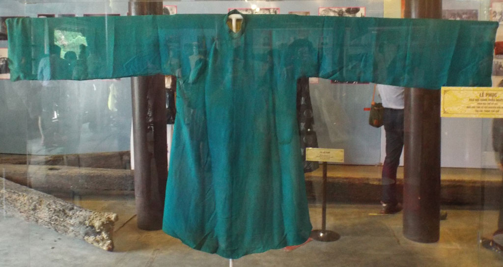 Thưởng lãm áo dài qua các thời kỳ cùng sáng tạo tranh dân gian Việt Nam 5